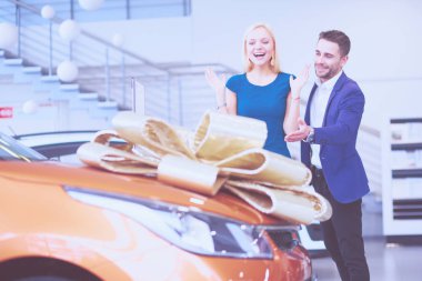 Bir erkek karısına bir araba hediye eder. O buna şaşırdı. Bu konuda çok mutlular.