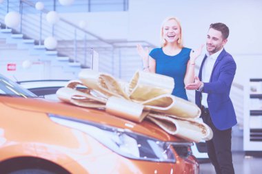 Bir erkek karısına bir araba hediye eder. O buna şaşırdı. Bu konuda çok mutlular.