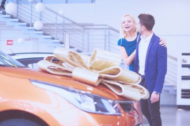 Bir erkek karısına bir araba hediye eder. O buna şaşırdı. Bu konuda çok mutlular.