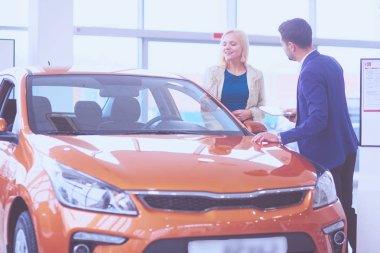 Bir erkek karısına bir araba hediye eder. O buna şaşırdı. Bu konuda çok mutlular.