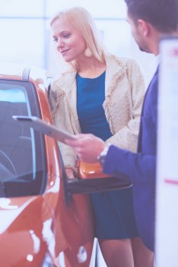 Bir erkek karısına bir araba hediye eder. O buna şaşırdı. Bu konuda çok mutlular.