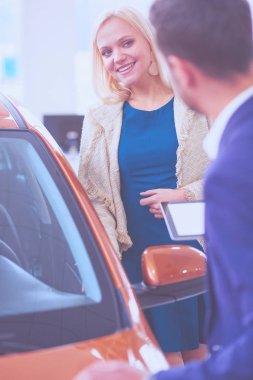 Bir erkek karısına bir araba hediye eder. O buna şaşırdı. Bu konuda çok mutlular.