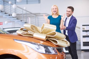 Bir erkek karısına bir araba hediye eder. O buna şaşırdı. Bu konuda çok mutlular.