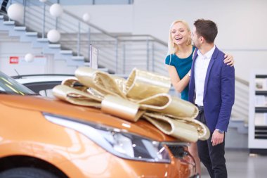 Bir erkek karısına bir araba hediye eder. O buna şaşırdı. Bu konuda çok mutlular.