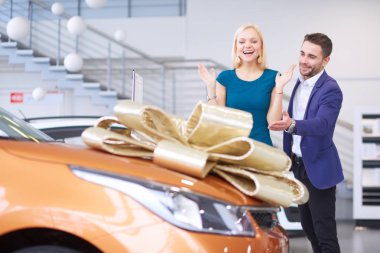 Bir erkek karısına bir araba hediye eder. O buna şaşırdı. Bu konuda çok mutlular.