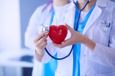 Steteskopla kalbi tutan iki genç doktor..