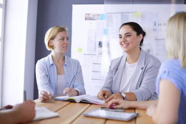Masada kitaplarla çalışan gençler. Güzel kadınlar ve erkekler birlikte çalışıyor..