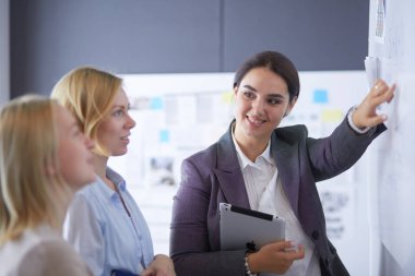 İş, eğitim ve ofis konsepti - yönetim kurulu ile iş ekibi bir şey tartışıyor.