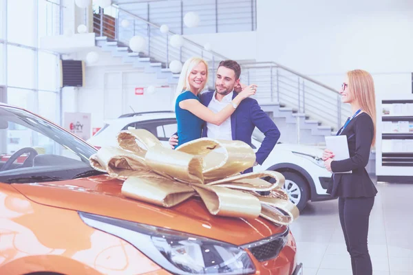 남자는 선물 - 아내에게 자동차 - 을 만든다. 이것을 보고 그녀는 놀란다. 그들은 이것을 매우 좋아 합니다. — 스톡 사진