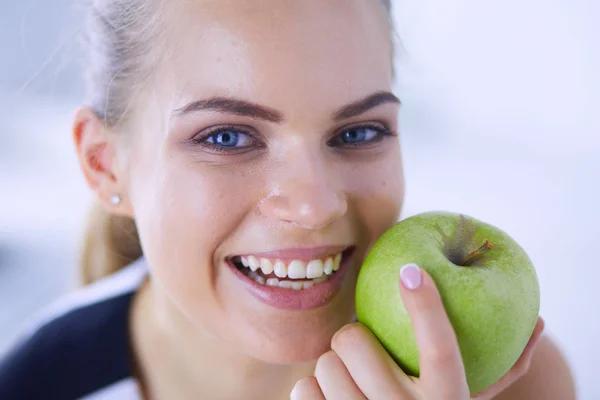 Nahaufnahme Porträt einer gesunden lächelnden Frau mit grünem Apfel. — Stockfoto