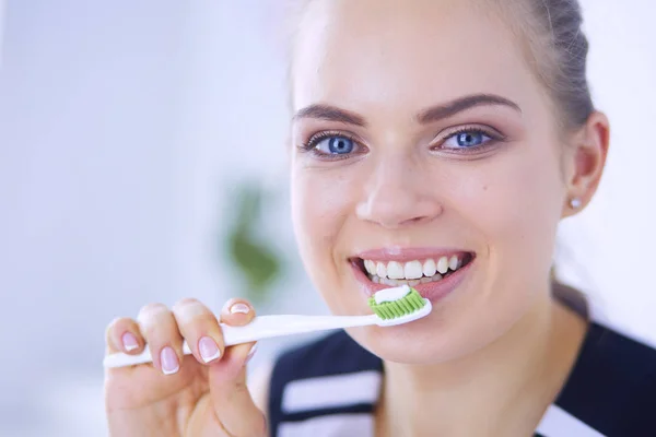 Young pretty girl maintaining oral hygiene with toothbrush. — Stock Photo, Image