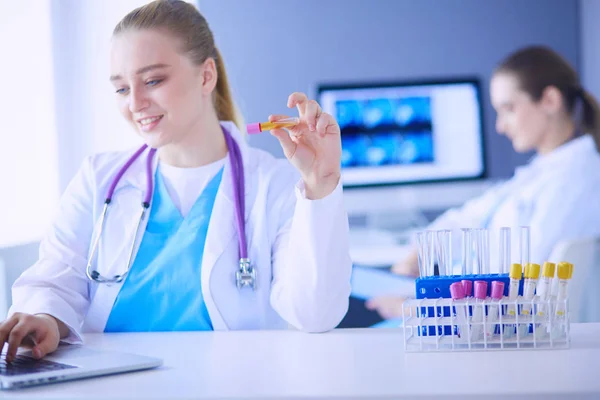 Dos doctoras jóvenes en el laboratorio médico con pruebas. —  Fotos de Stock