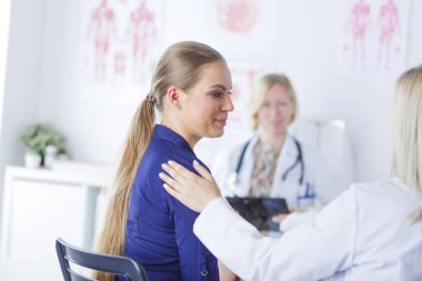 Doktor ve hasta masada otururken bir şey tartışıyorlar. İlaç ve sağlık hizmetleri kavramı