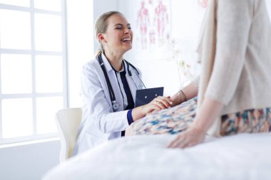 Doktor ve hasta masada otururken bir şey tartışıyorlar. İlaç ve sağlık hizmetleri kavramı