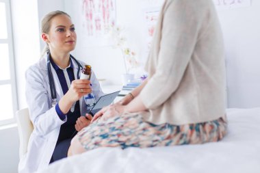 Doktor ve hasta masada otururken bir şey tartışıyorlar. İlaç ve sağlık hizmetleri kavramı