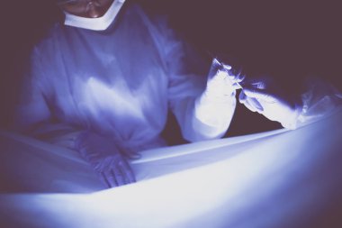 Doktor ekibi karanlık bir geçmişle ameliyatta..