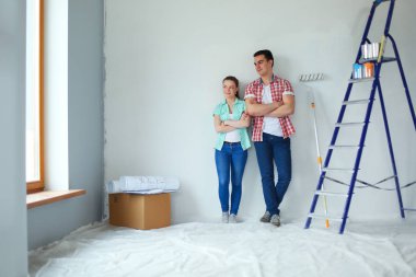 Genç çift yeni ev taşıma portresi. Genç Çift