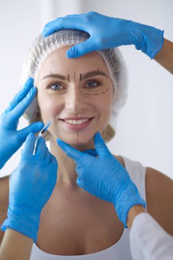 Kaşlar için kalıcı makyaj. Güzellik salonunda kalın kaşlı güzel bir kadın..