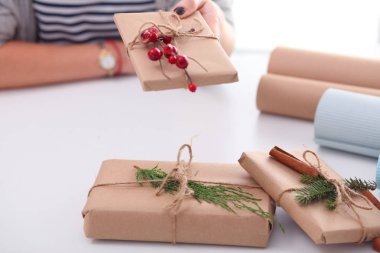 Noel hediye kutusu tutan kadın elinde.