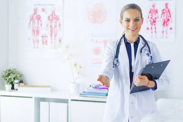 Dottore sorridente con una cartella in piedi uniforme — Foto Stock