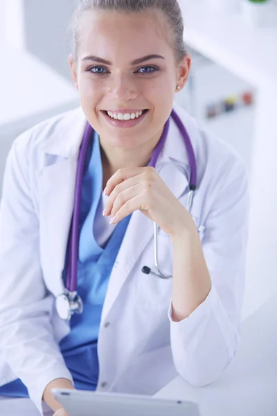 Közelkép Barátságos női orvos portréja sztetoszkóppal és tablettával a kezében. — Stock Fotó