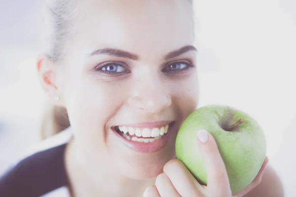 Detail portrét zdravé usmívající se ženy se zeleným jablkem. — Stock fotografie