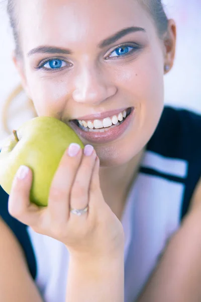 Närbild porträtt av friska leende kvinna med grönt äpple. — Stockfoto