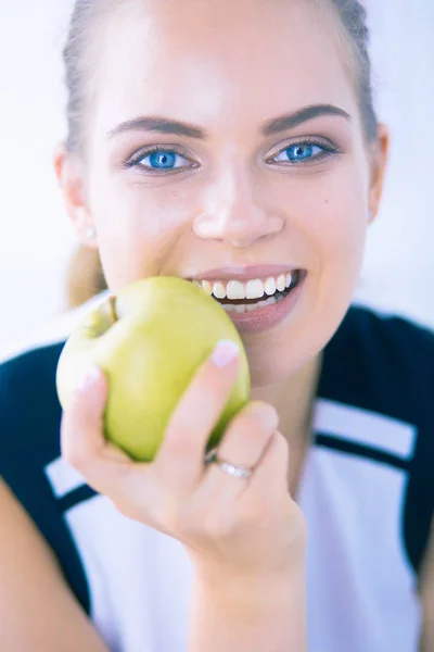 Primer plano retrato de mujer sonriente saludable con manzana verde. —  Fotos de Stock