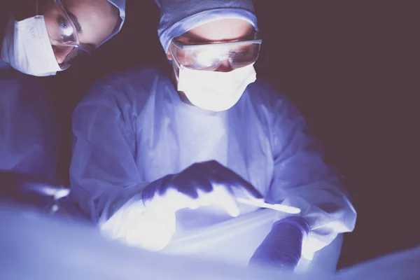 Imagem recortada de bisturi levou médicos realizando cirurgia. — Fotografia de Stock