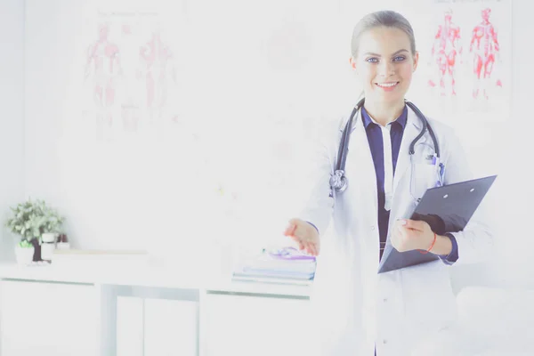 Dottore sorridente con una cartella in piedi uniforme — Foto Stock