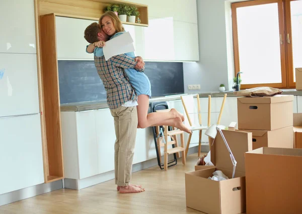 Retrato de una joven pareja mudándose a un nuevo hogar. Pareja joven — Foto de Stock