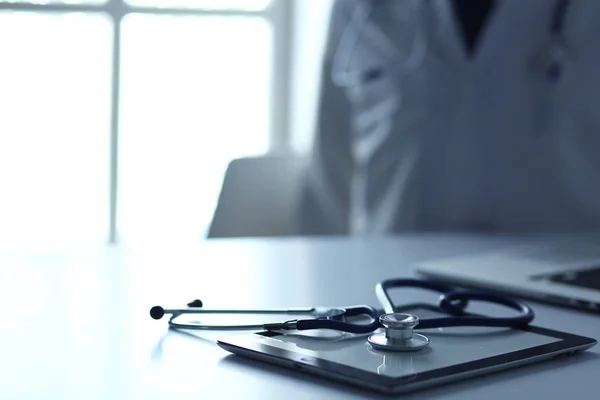 Medizinische Geräte: blaues Stethoskop und Tablet auf weißem Hintergrund. Medizinische Geräte — Stockfoto