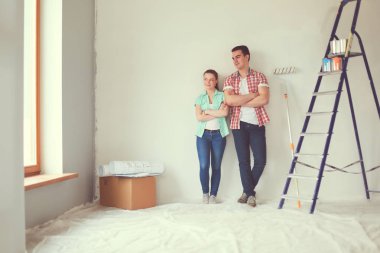 Genç çift yeni ev taşıma portresi. Genç Çift