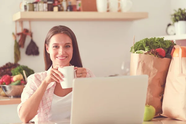 Lächelnde Frau beim Online-Shopping mit Tablet und Kreditkarte in der Küche. Lächelnde Frau — Stockfoto