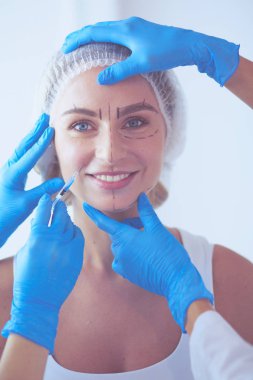 Kaşlar için kalıcı makyaj. Güzellik salonunda kalın kaşlı güzel bir kadın..