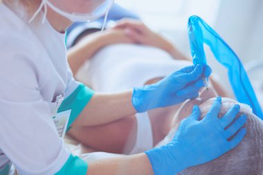 Kaşlar için kalıcı makyaj. Güzellik salonunda kalın kaşlı güzel bir kadın..