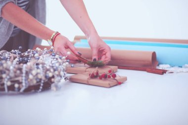 Noel hediye kutusu dekorasyon kadın elleri. Kadının elleri