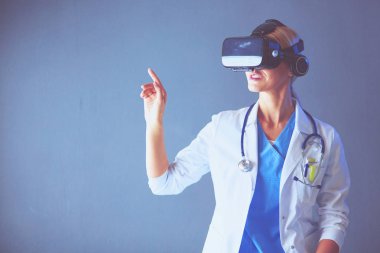 Sanal gerçeklik gözlüğü takan kadın doktor beyaz arka planda izole edilmiş..