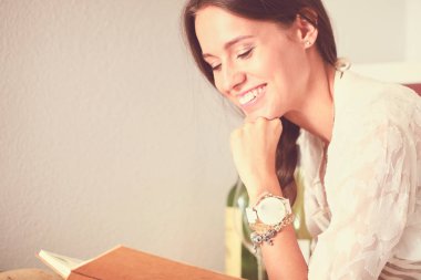 Mutfakta masada oturan genç bir kadın. Genç kadın.