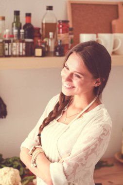 Mutfakta masada oturan genç bir kadın. Genç kadın.