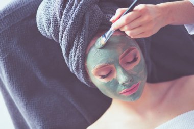 Spa yalan maskesi, sahip güzel bir kadın. Kadın. Spa Salonu