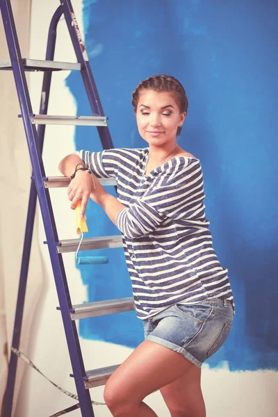 Schöne junge Frau beim Wandbemalen, auf Leiter stehend. schöne junge Frau — Stockfoto