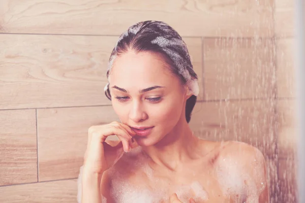 Joven mujer hermosa bajo la ducha en el baño . — Foto de Stock