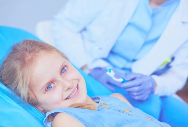 Küçük kız dişçi ofisinde oturuyor.. — Stok fotoğraf