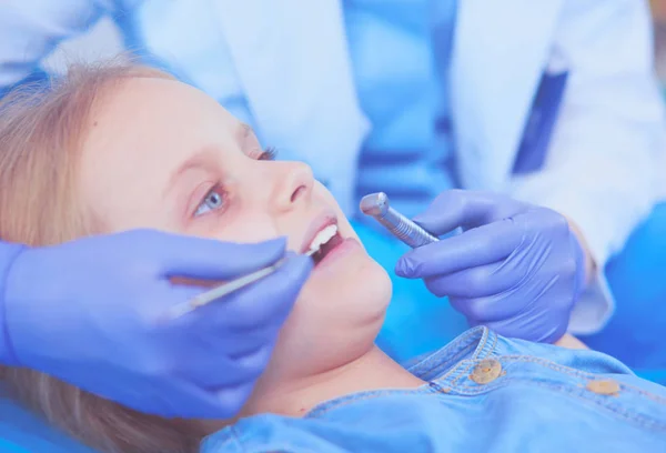 Niña sentada en el consultorio de dentistas. — Foto de Stock