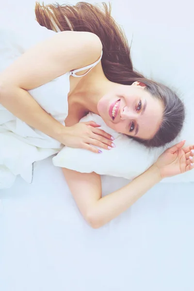 Hermosa chica duerme en el dormitorio, acostado en la cama . — Foto de Stock