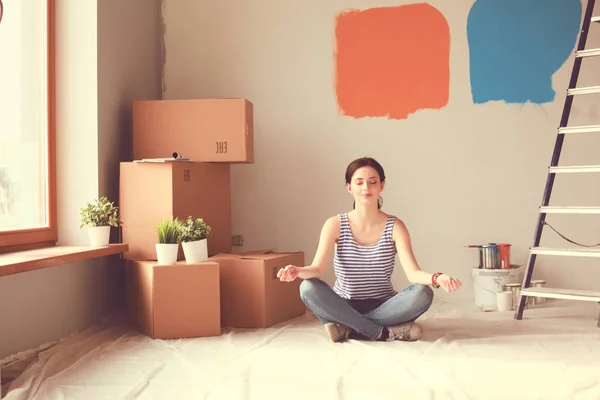 Vrouw in een nieuw huis met kartonnen dozen. Vrouw in huis.. — Stockfoto