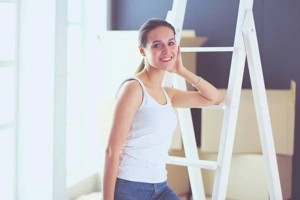 立っている新しいアパートながら若い女性の肖像画 . — ストック写真