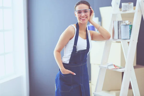 Ung kvinna stående medan stående ny lägenhet . — Stockfoto