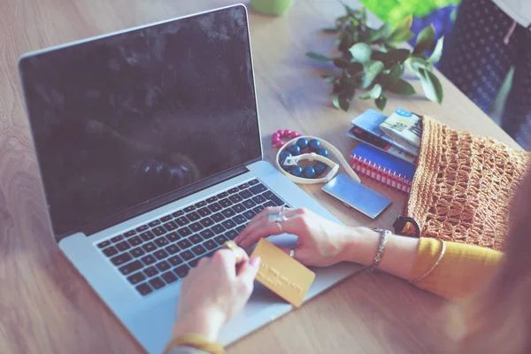 Junge Frau in der Kaffeepause oder in der Kaffeepause, mit Laptop. — Stockfoto